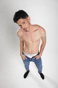 fabrizzio__I want you to lower the zipper Bild 2