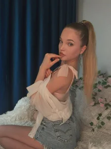 JulieLupo Sometimes you want something thick and soft at the same time💗 As blouse is ideal for windy weather Pic 3