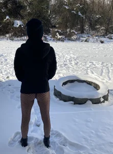 HotMomBod Snow Day Fun Pic 2