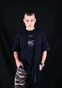 😉 Handsome, confident, and ready to steal your attention. de Tiago_Bizantium_  2 Imagens