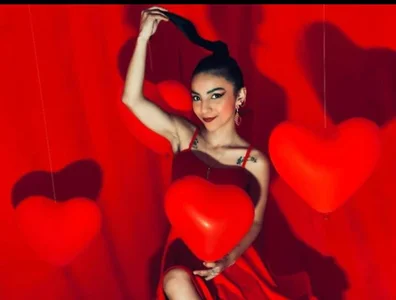 <3