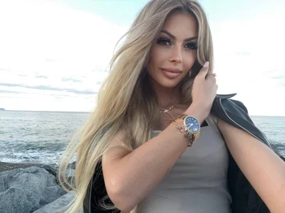 LaraAmosX Soft Smiles & Blonde Vibes Pic 2