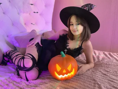 Mary_uw Happy Halloween with the little witch! Pic 3