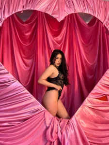 The perfect place to lose control... with me 😘😈 de SarahMiler_  3 Imagens