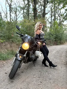 Ride Me 🏍️ de LaceyDover  2 Imagens