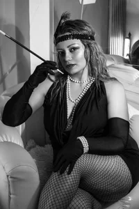 Let me be the girl of your dark days 🩶💋🌩️ de LilyyBigAss  5 Imagens