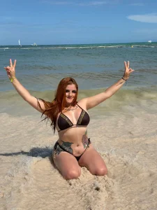 kimbrownn Enjoying the beach and the good view 😏 Pic 3