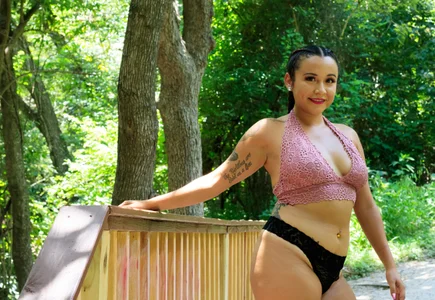 GoddessAmberBreannaaa Imagine finding me outside like this… think you’d know what to do with me? 🍃 Pic