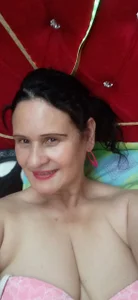 jazmin_mature_Public Bild