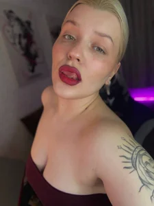 Michele_Greenn Red lips Pic