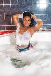 OliviaBurning What if we take a shower together? 💙 Immagine  4