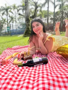 MiaaFarrel 🌸🧺 MY 100K PICNIC PHOTOSHOOT! 🍓💖 A beautiful day, sweet memories, and a very special milestone. зображення 3