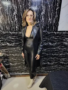 Abril_Sexx Sexy milf in leather trench coat ready to miss Pic