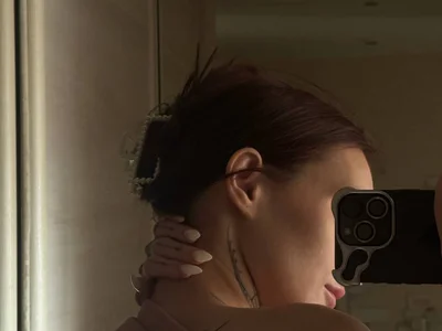 Selena_Sharp Selena can be different Foto 3