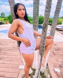 Thayssa_ross 💛🌅💦SUNNY DAY, TANNING AND POOL Εικόνα