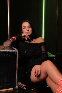 In the neon lights 🤩 de Mia_Marry  3 Imagens
