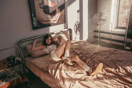 EvaSwen together in bed зображення 3