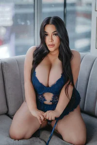 Zoey_thompson 💖 Sweet enough to charm you, bold enough to surprise you. 👑✨ Pic 2