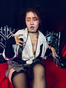 My scissors are sharp… but my heart is still soft. 🖤✂️ de Sylvara_bx Foto 6