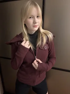 🍷🍉 Cozy in my burgundy sweater od KoriMelon  snímek