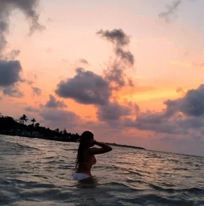 Elahia__marquez en la playa Foto