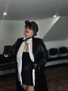 horny detective🥵🖤 de Sasharosee2  2 Imagens