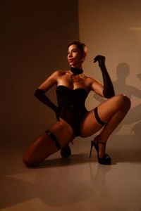 Alice_Barry "Where art is dressed in skin, and elegance becomes a look. 圖片 4