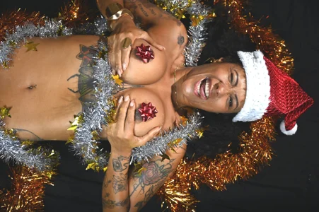 🎅✨ Santa’s Favorite Secret: A Naughty Christmas Album ✨🔥 od AllanaSquirt  9 snímek