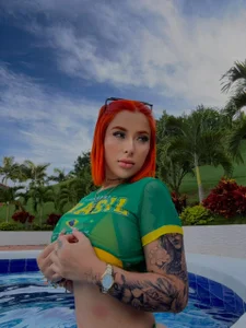 Uma garota gostosa de MadelineFox  2 Imagens