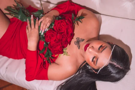 Isabella_Flowers I want you to take off my clothes petal by petal❤🌹🌹 Foto 3