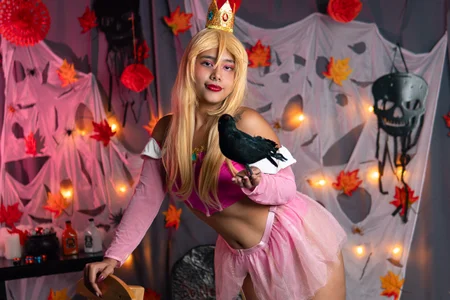 laurasmith_ Happy Halloween from your sexy peach princess Immagine  4