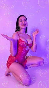 lexiethompson_ Bubbly Moments Immagine  4