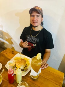 Aquí estamos a la orden de Elaine-Isbel  photos