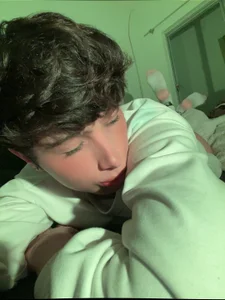 AdamDaytのI made you a little heart 🍑の 2枚の写真