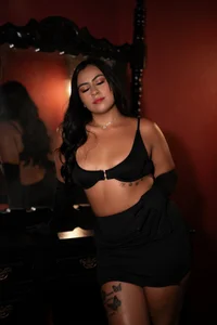 Mia_cm Look at me and lose yourself 🔥 Pic