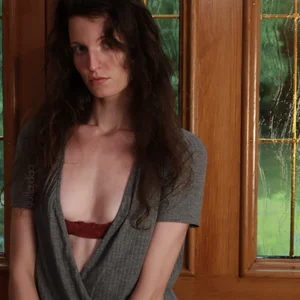 yulladao derrière la porte Foto