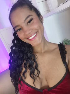 Me in red 🫦 de lady_danbury1 Foto 3