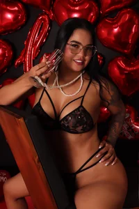 Your ideal girl de alexaa_walker  2 Imagens