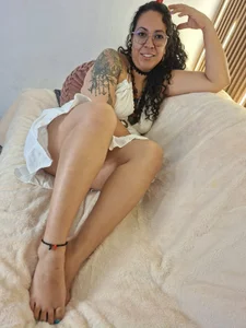 feet and legs 💜 de Velvet_Curly  2 photos