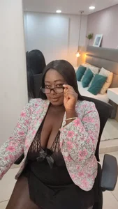 _kanela_andersonのSexy and naughty secretary 😈🔥の 6枚の写真