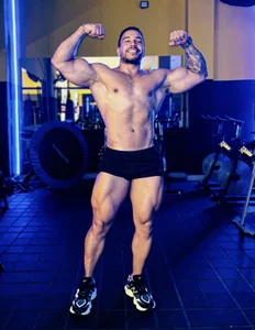 FreszXのPoses en el Gymの 2枚の写真