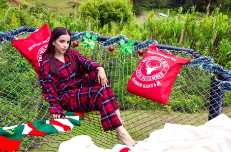 emilyclay_1 What's your Christmas present for me baby? 🎄❤️ Foto 3