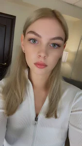 DebraVaughn Public Kuva 5