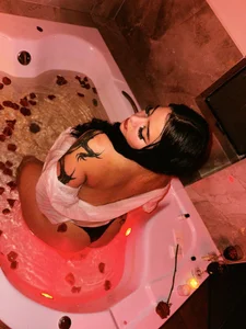 Seraphyne666のRed room valentines mood BIGASS BIGTITSの 4枚の写真