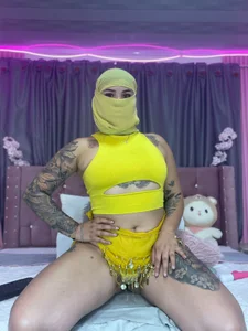 Nayla-Mouna yellow is the color of body heat Foto 5