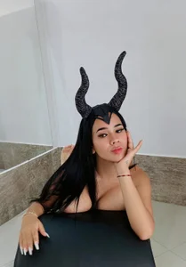 scarlett__evans_ Your evil queen😈 Foto 3