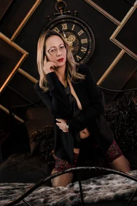 GretaVoss_ Sexy secretary Greta  2টি ছবি