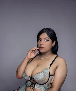 Nahomy-fire Public Pic
