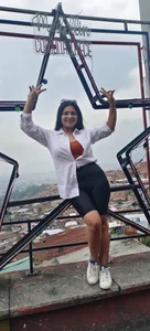 AdeleGray Walk through Medellín Bilde 8