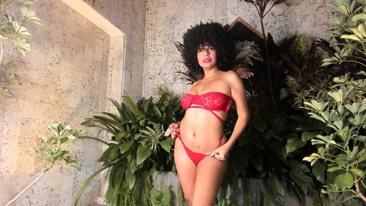 SheyLopez sexy jardinera Pic 5